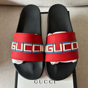 Men’s Gucci St. Nastro rubber slides. Size 10.